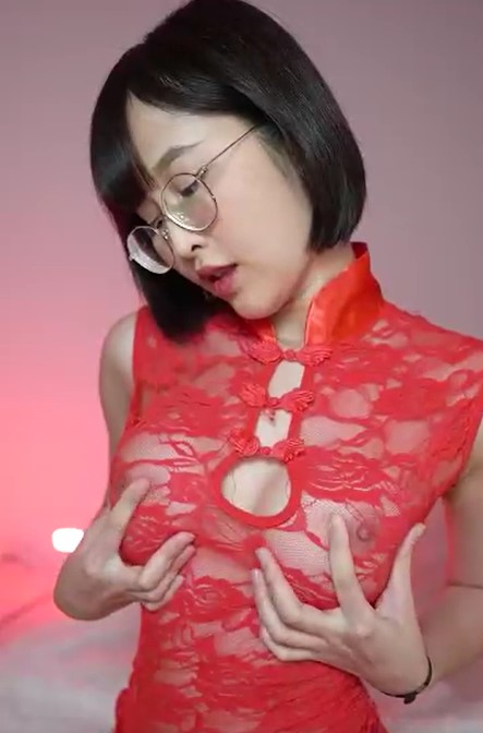 น้องกวาง มีโชว์ความเซ็กซี่ ชุดแดงงามๆ นมสวยๆครับ Deerlong